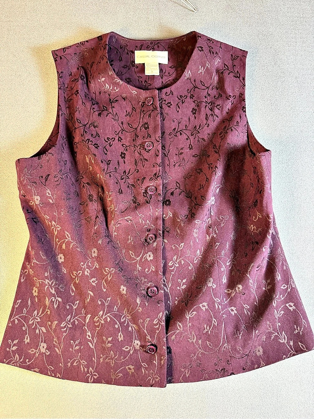 Casual Corner Floral Sleeveless Top in Purple